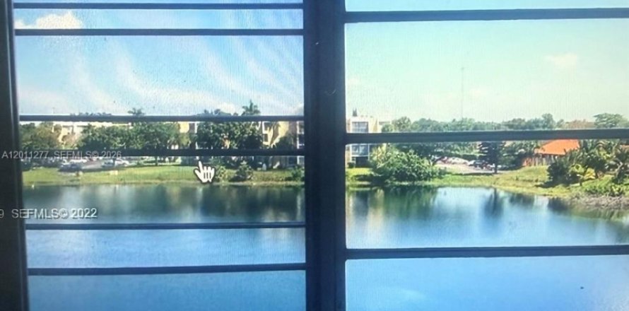Apartment in Miami, Florida 1 bedroom, 100.06 sq.m. № 2076659