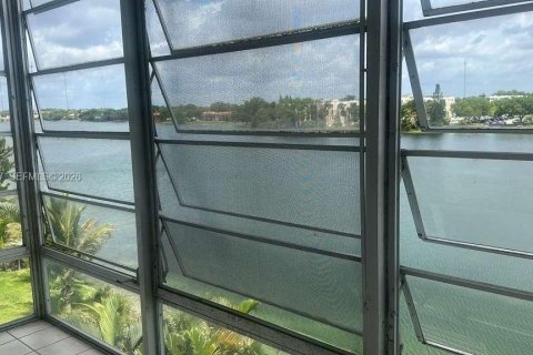 Apartment in Miami, Florida 1 bedroom, 100.06 sq.m. № 2076659 - photo 5