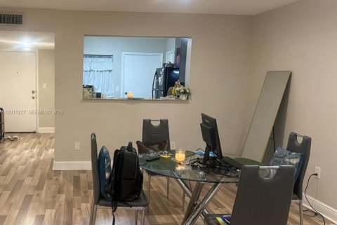 Apartment in Miami, Florida 1 bedroom, 100.06 sq.m. № 2076659 - photo 4