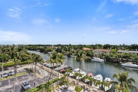 Condominio en venta en Coral Gables, Florida, 2 dormitorios, 121.7 m2 № 2060586 - foto 17