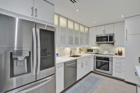 Condominio en venta en Coral Gables, Florida, 2 dormitorios, 121.7 m2 № 2060586 - foto 2