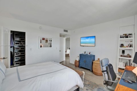 Condominio en venta en Coral Gables, Florida, 2 dormitorios, 121.7 m2 № 2060586 - foto 13