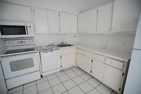 Condo in North Bay Village, Florida, 2 bedrooms  № 1699312 - photo 10