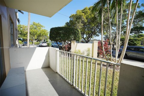 Condo in North Bay Village, Florida, 2 bedrooms  № 1699312 - photo 8