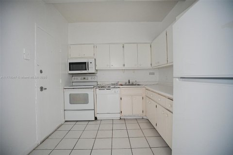 Condo in North Bay Village, Florida, 2 bedrooms  № 1699312 - photo 5