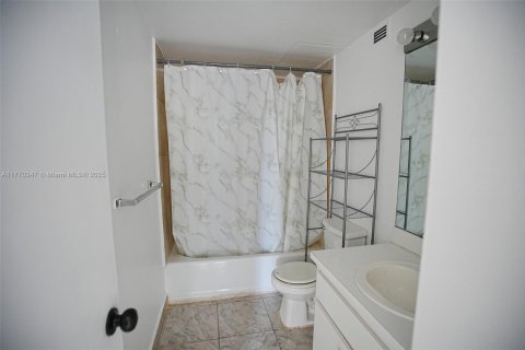 Condo in North Bay Village, Florida, 2 bedrooms  № 1699312 - photo 14