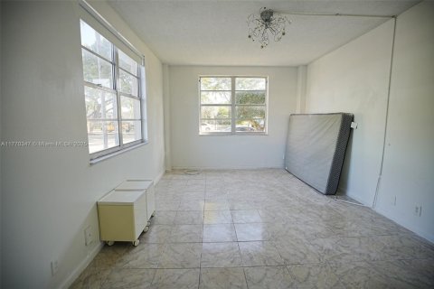 Condo in North Bay Village, Florida, 2 bedrooms  № 1699312 - photo 18