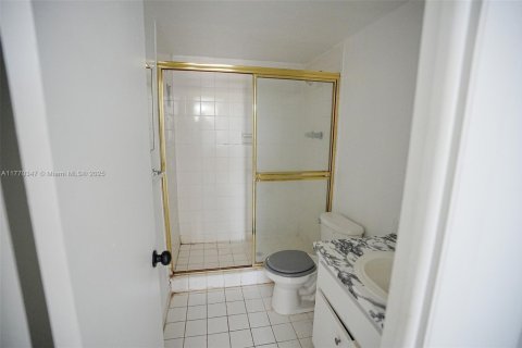 Condo in North Bay Village, Florida, 2 bedrooms  № 1699312 - photo 17