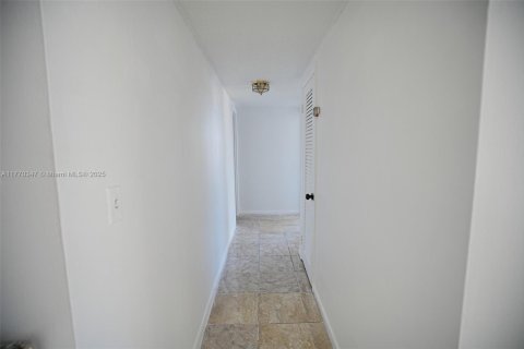 Condo in North Bay Village, Florida, 2 bedrooms  № 1699312 - photo 11
