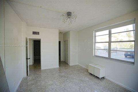 Condo in North Bay Village, Florida, 2 bedrooms  № 1699312 - photo 16