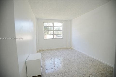 Condo in North Bay Village, Florida, 2 bedrooms  № 1699312 - photo 12