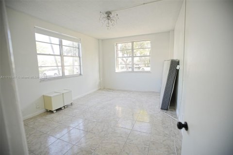 Condo in North Bay Village, Florida, 2 bedrooms  № 1699312 - photo 15