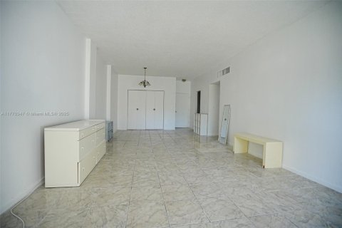 Condo in North Bay Village, Florida, 2 bedrooms  № 1699312 - photo 9