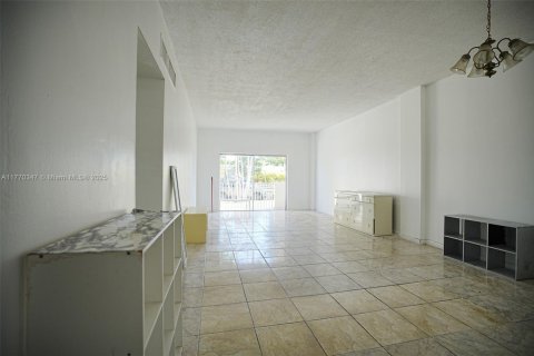Condo in North Bay Village, Florida, 2 bedrooms  № 1699312 - photo 1