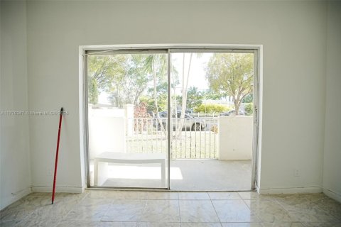 Condo in North Bay Village, Florida, 2 bedrooms  № 1699312 - photo 6