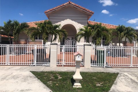 Casa en Hialeah, Florida 4 dormitorios, 232.35 m2 № 2051279