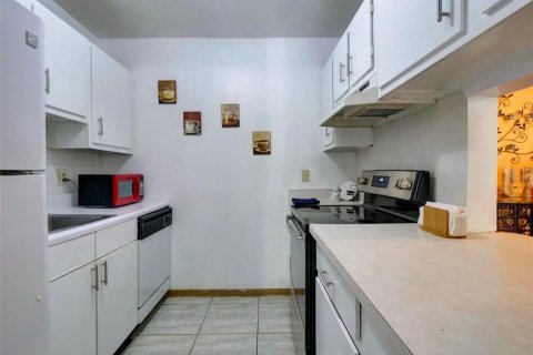 Condo in Orlando, Florida, 2 bedrooms  № 2196943 - photo 10