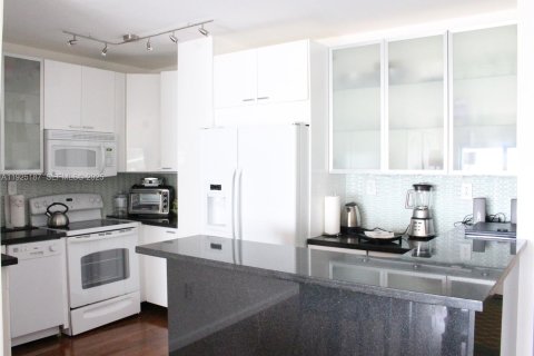 Condo in Hallandale Beach, Florida, 2 bedrooms  № 2053005 - photo 16