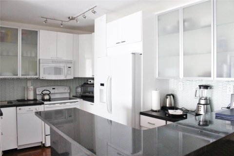 Condo in Hallandale Beach, Florida, 2 bedrooms  № 2053005 - photo 15