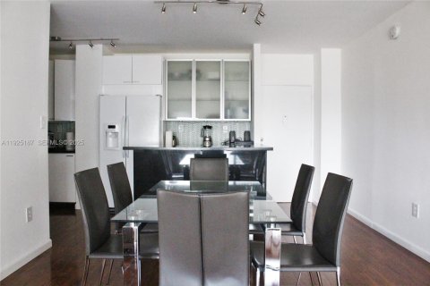 Condo in Hallandale Beach, Florida, 2 bedrooms  № 2053005 - photo 18