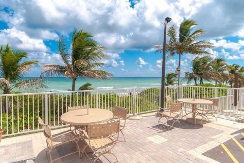 Condo in Hallandale Beach, Florida, 2 bedrooms  № 2053005 - photo 9