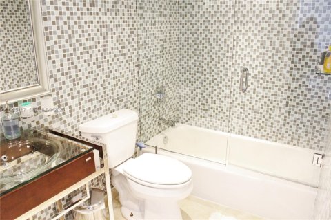 Condo in Hallandale Beach, Florida, 2 bedrooms  № 2053005 - photo 26