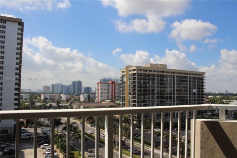 Condo in Hallandale Beach, Florida, 2 bedrooms  № 2053005 - photo 12