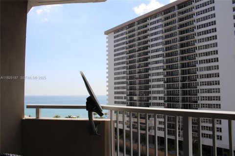 Condo in Hallandale Beach, Florida, 2 bedrooms  № 2053005 - photo 11