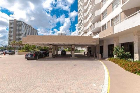 Condo in Hallandale Beach, Florida, 2 bedrooms  № 2053005 - photo 2