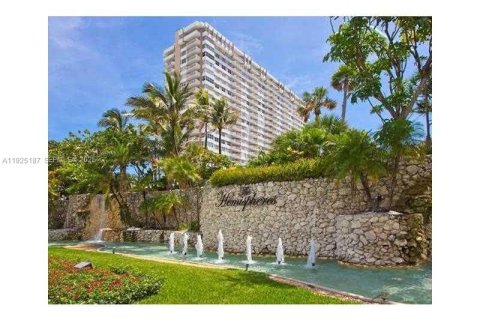 Condo in Hallandale Beach, Florida, 2 bedrooms  № 2053005 - photo 3