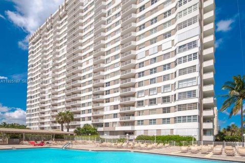 Condo in Hallandale Beach, Florida, 2 bedrooms  № 2053005