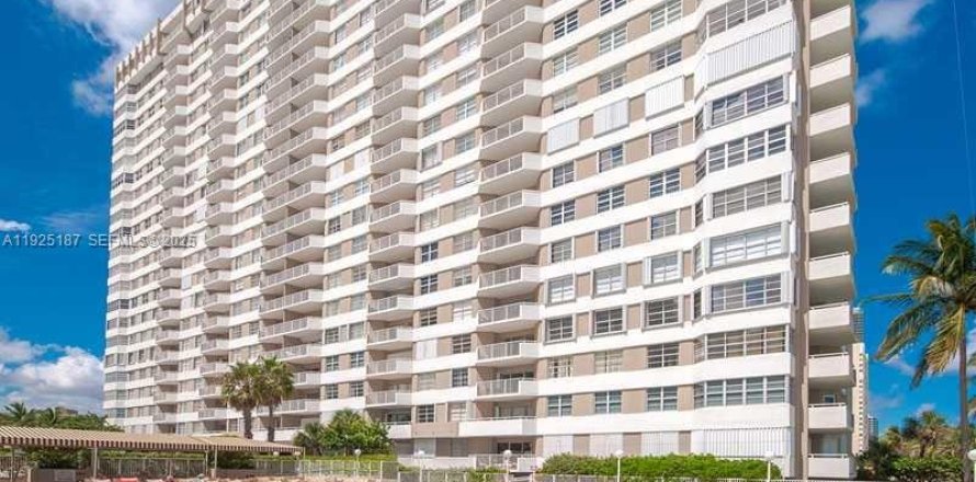 Condo in Hallandale Beach, Florida, 2 bedrooms  № 2053005