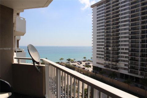 Condo in Hallandale Beach, Florida, 2 bedrooms  № 2053005 - photo 14