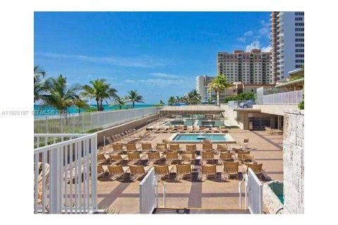 Condo in Hallandale Beach, Florida, 2 bedrooms  № 2053005 - photo 5