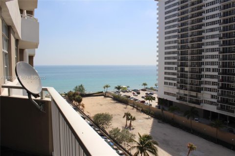Condo in Hallandale Beach, Florida, 2 bedrooms  № 2053005 - photo 10