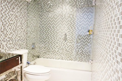 Condo in Hallandale Beach, Florida, 2 bedrooms  № 2053005 - photo 27