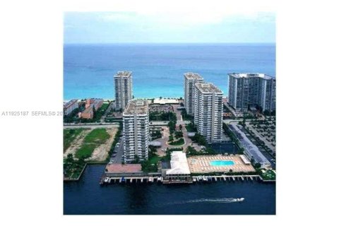 Condo in Hallandale Beach, Florida, 2 bedrooms  № 2053005 - photo 4