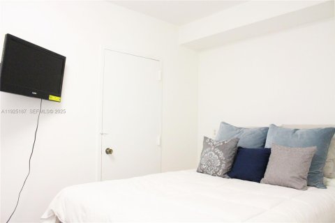 Condo in Hallandale Beach, Florida, 2 bedrooms  № 2053005 - photo 28