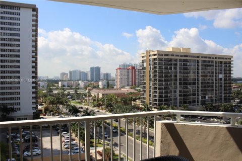 Condo in Hallandale Beach, Florida, 2 bedrooms  № 2053005 - photo 13