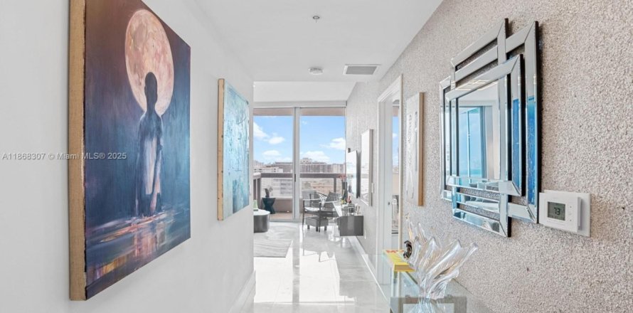 Condominio en Miami Beach, Florida, 2 dormitorios  № 1979330