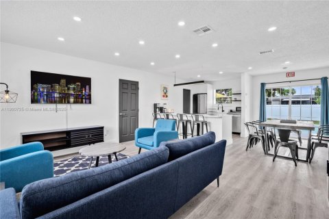 Casa en alquiler en Hollywood, Florida, 3 dormitorios, 112.88 m2 № 1951991 - foto 1