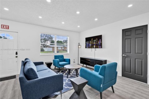 Casa en alquiler en Hollywood, Florida, 3 dormitorios, 112.88 m2 № 1951991 - foto 2