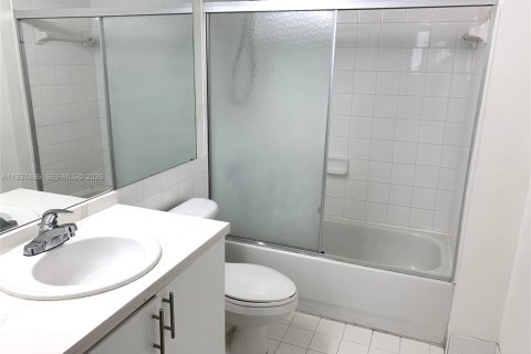 Condo in Miami, Florida, 2 bedrooms  № 1995907 - photo 8