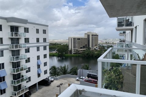 Condo in Miami, Florida, 2 bedrooms  № 1995907 - photo 13
