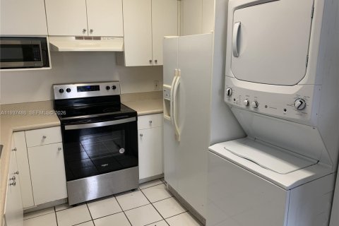 Condo in Miami, Florida, 2 bedrooms  № 1995907 - photo 11