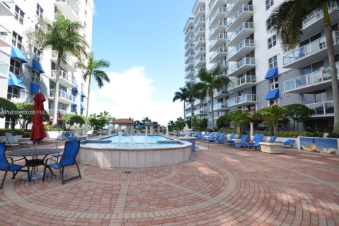 Condo in Miami, Florida, 2 bedrooms  № 1995907 - photo 2