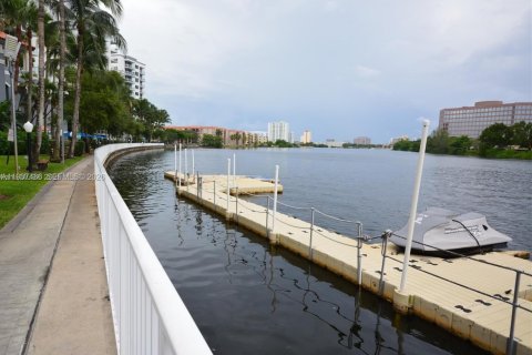 Condo in Miami, Florida, 2 bedrooms  № 1995907 - photo 15