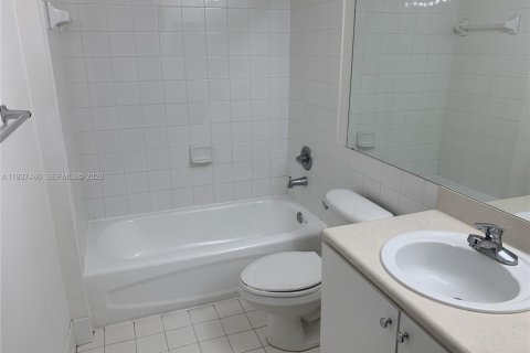 Condo in Miami, Florida, 2 bedrooms  № 1995907 - photo 9