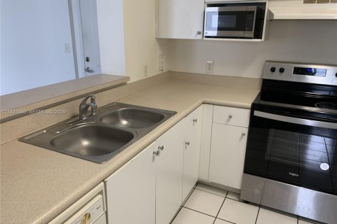 Condo in Miami, Florida, 2 bedrooms  № 1995907 - photo 12