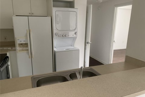 Condo in Miami, Florida, 2 bedrooms  № 1995907 - photo 14